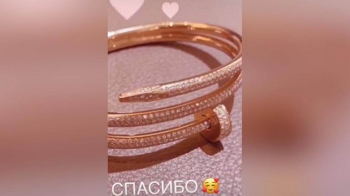 "Сумасшедший! Спасибо": Бузова получила подарок за 10 млн рублей "Сумасшедший! Спасибо": Бузова получила подарок за 10 млн рублей