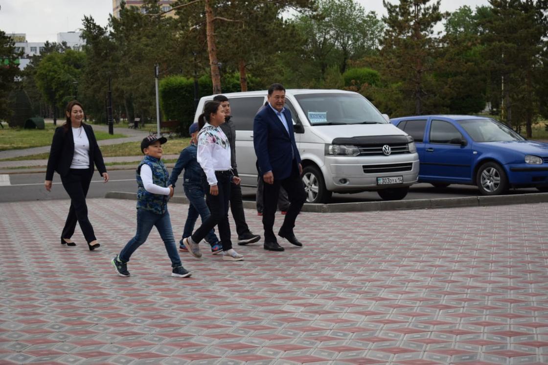 Акиму Павлодарской области пришлось ждать открытия избирательного участка (фото)