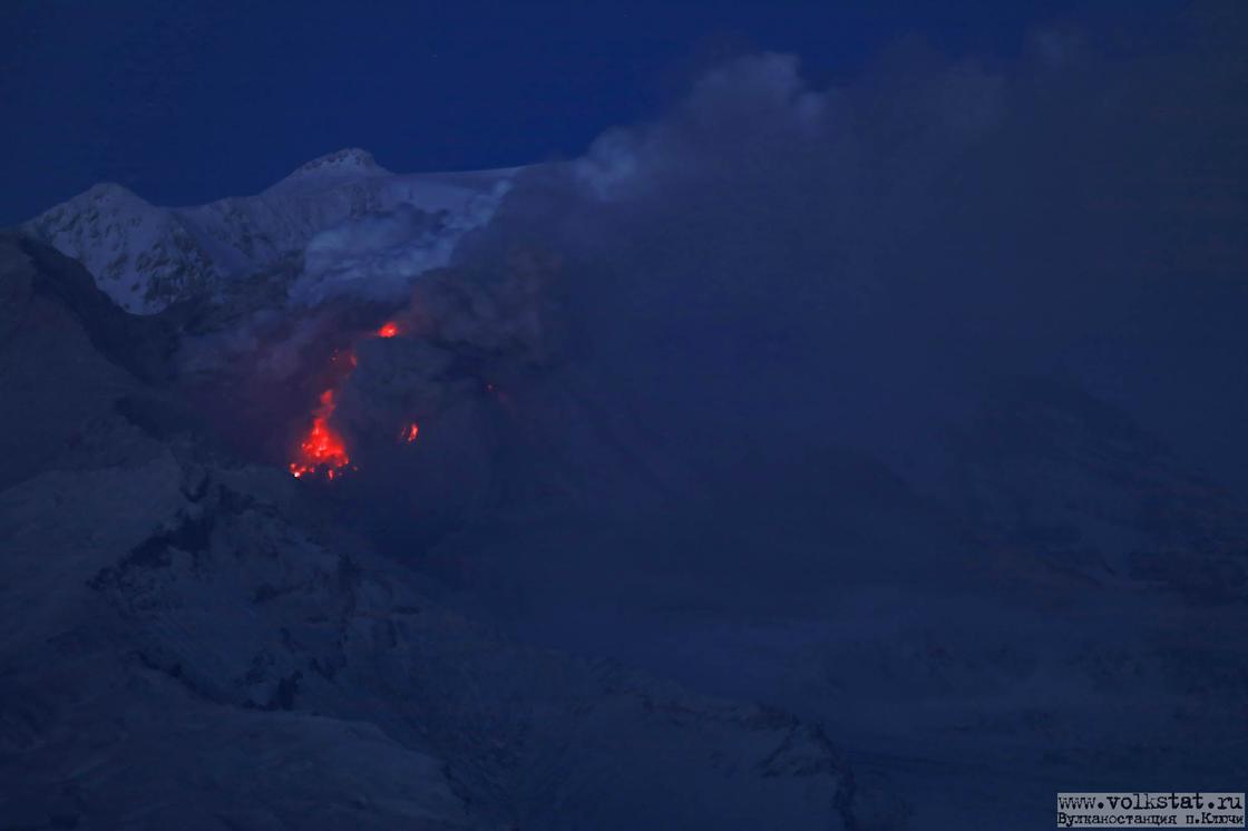 Вулкан начал извергаться на Камчатке (фото)