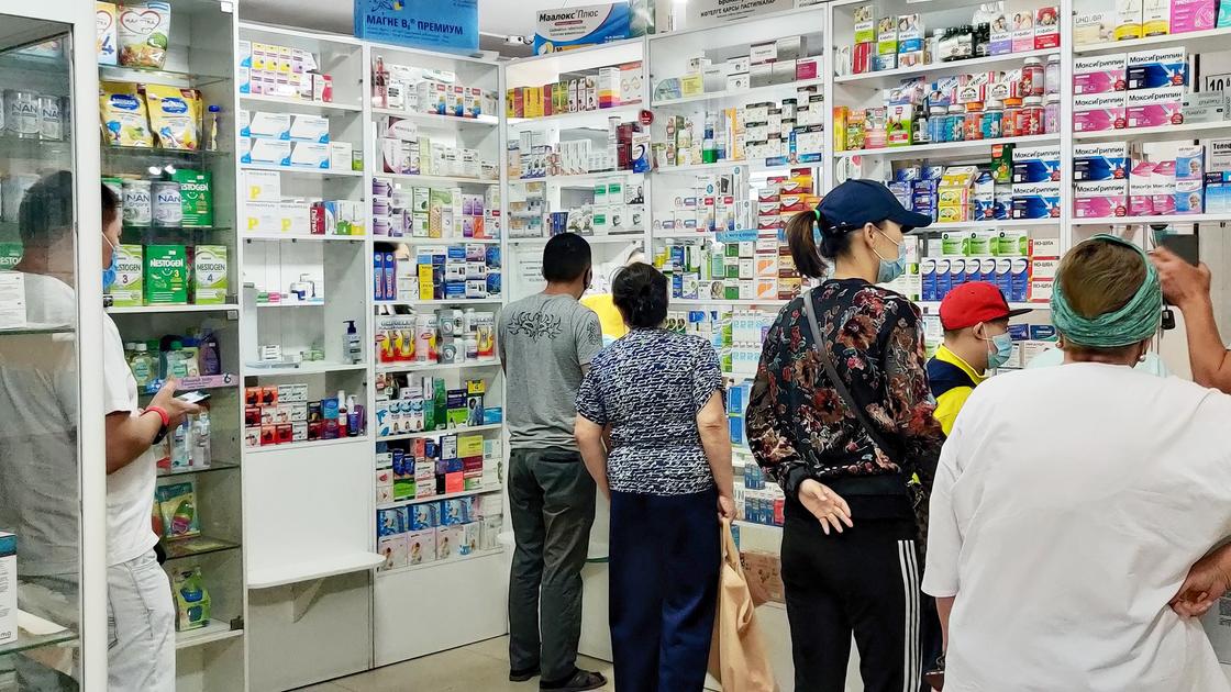 "Аспирин есть, градусников нет": что происходит в аптеках Алматы из-за ажиотажа