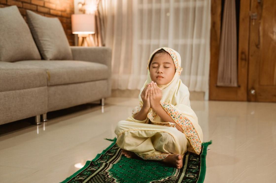 Девочка сложила руки в молитвенном жесте