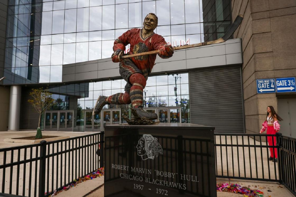 Статуя Бобби Халла у хоккейного стадиона в Чикаго