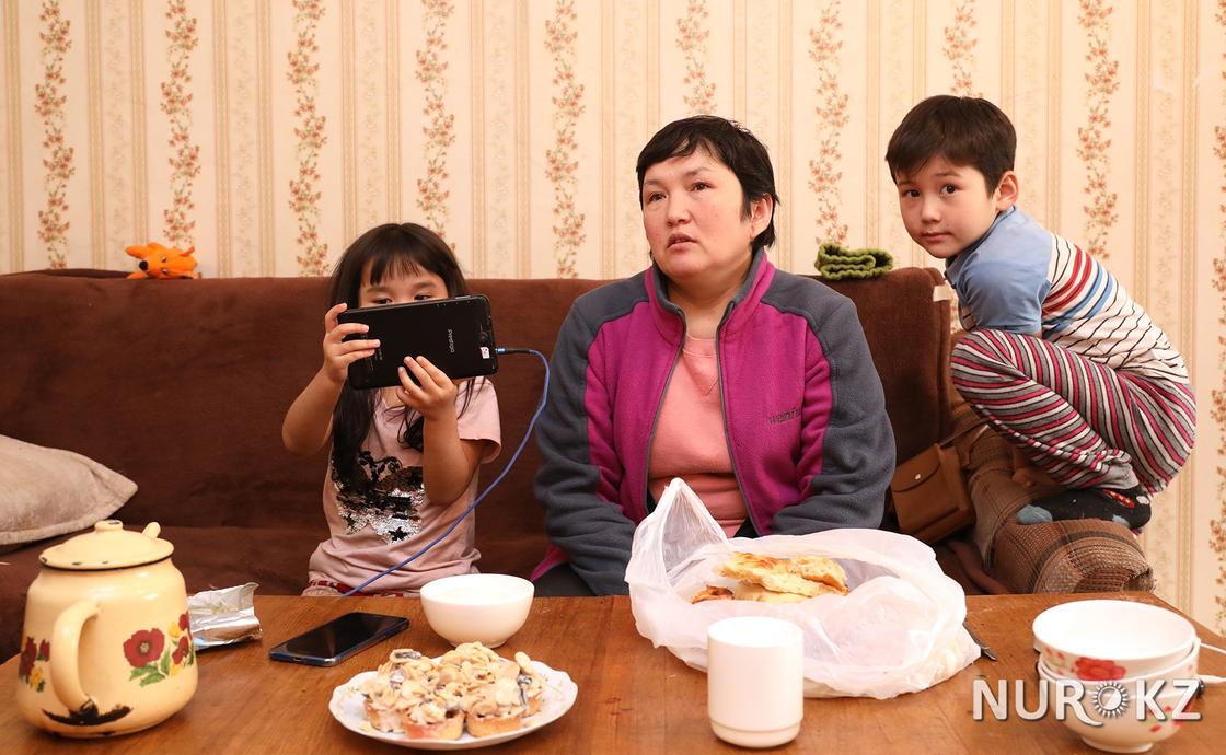 Семья с 7 детьми выживает на небольшие деньги в квартире с запахом газа в Алматы