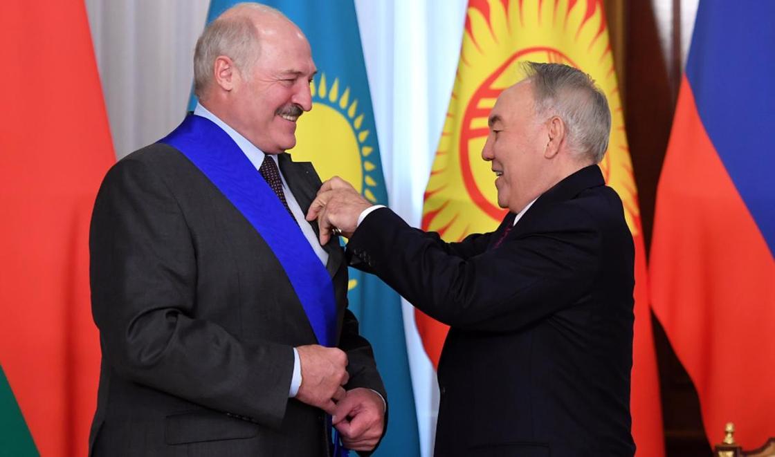 Назарбаев вручил Лукашенко орден Первого президента Казахстана (фото)
