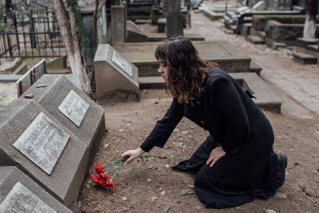 Кладбище во сне для женщины и могилы. Девушка плачет на кладбище. Мужчина у могилы.