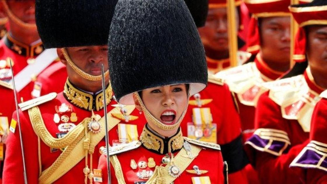 Редкие фото второй жены короля Таиланда появились в Сети