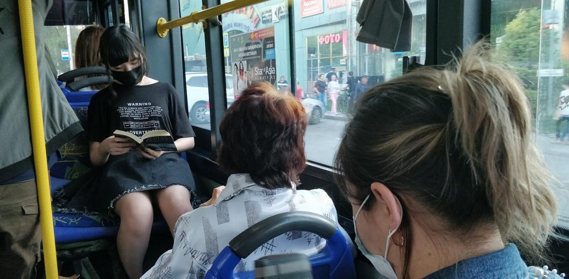Водитель автобуса больше часа не давал проехать своему конкуренту в Павлодаре Водитель автобуса больше часа не давал проехать своему конкуренту в Павлодаре