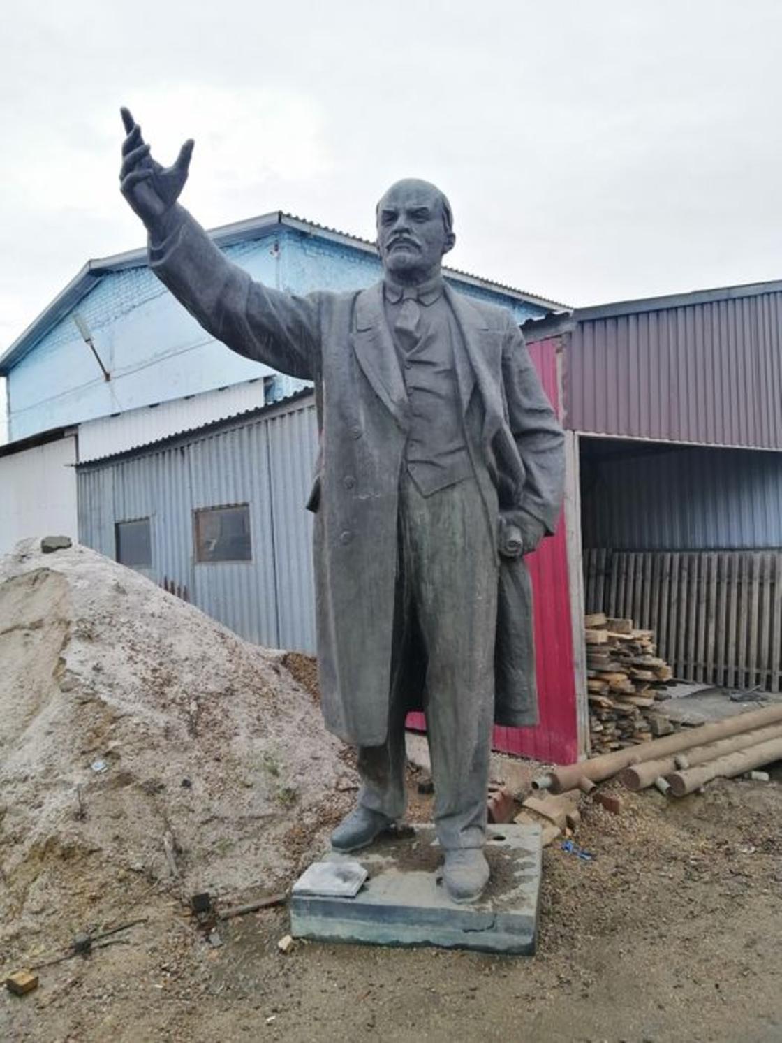 Памятник Ленину стоит на улице