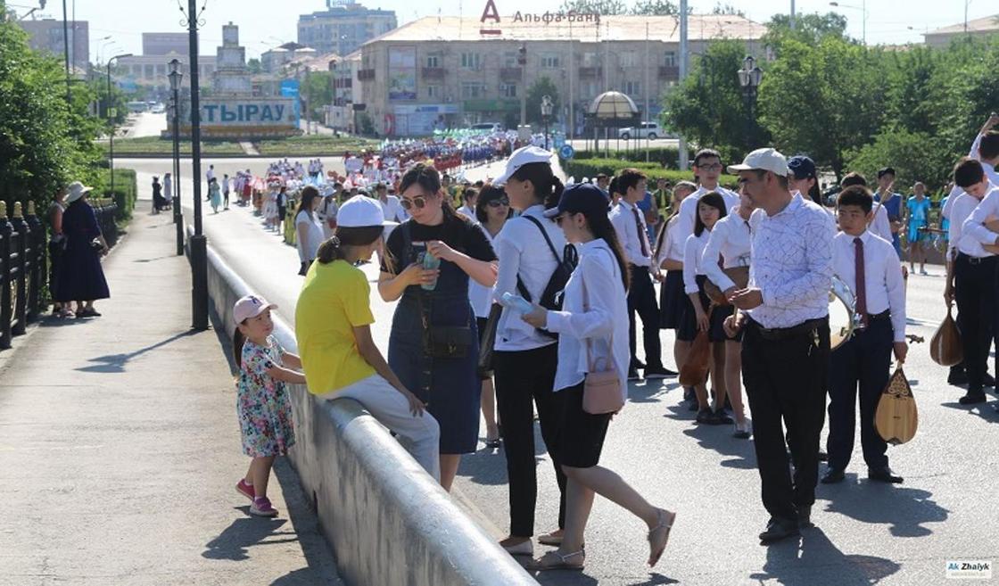 Дети получили тепловой удар на параде в Атырау: чиновников накажут (фото)