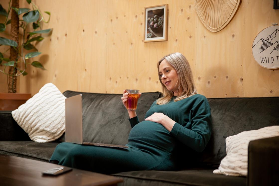 Беременная женщина со стаканам кваса