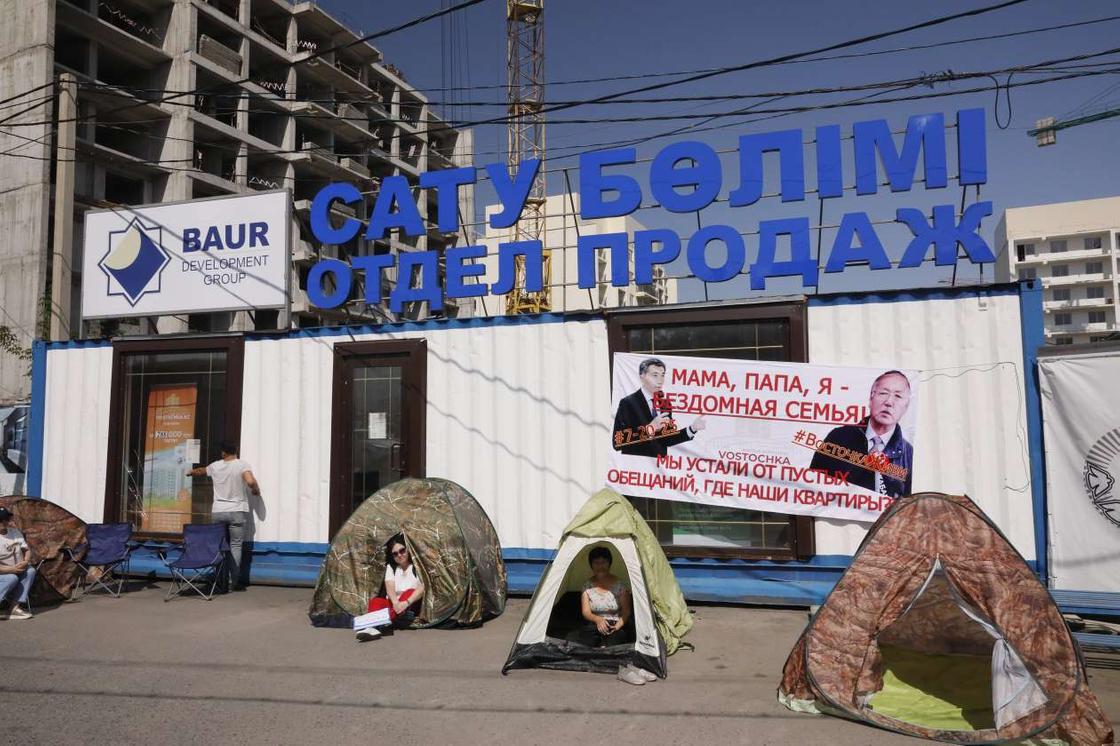 Ипотечники собрались жить в палатках возле проблемного ЖК в Алматы (фото)