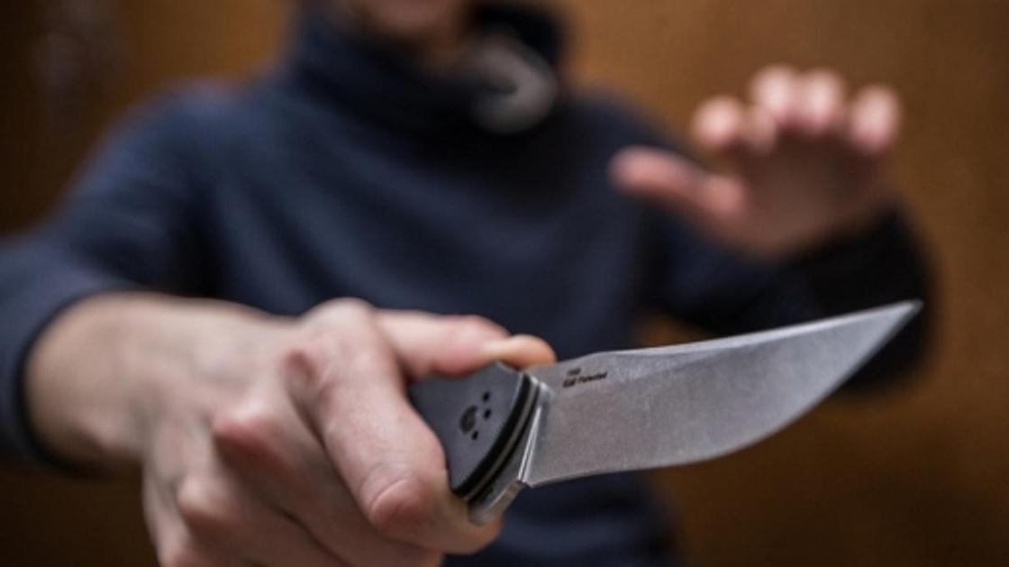 Житель Карагандинской области напал на друга с ножом