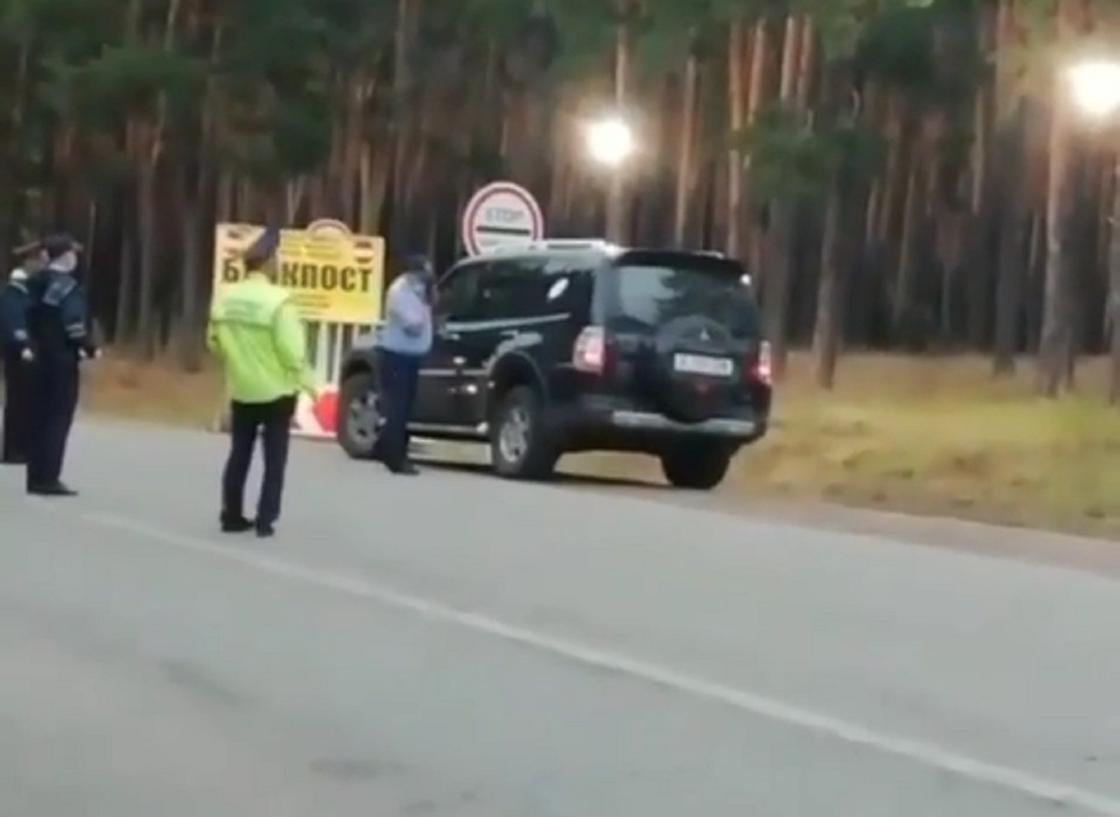 Полицейские "по звонку" пропустили водителя элитного джипа в карантинный Бурабай (видео)