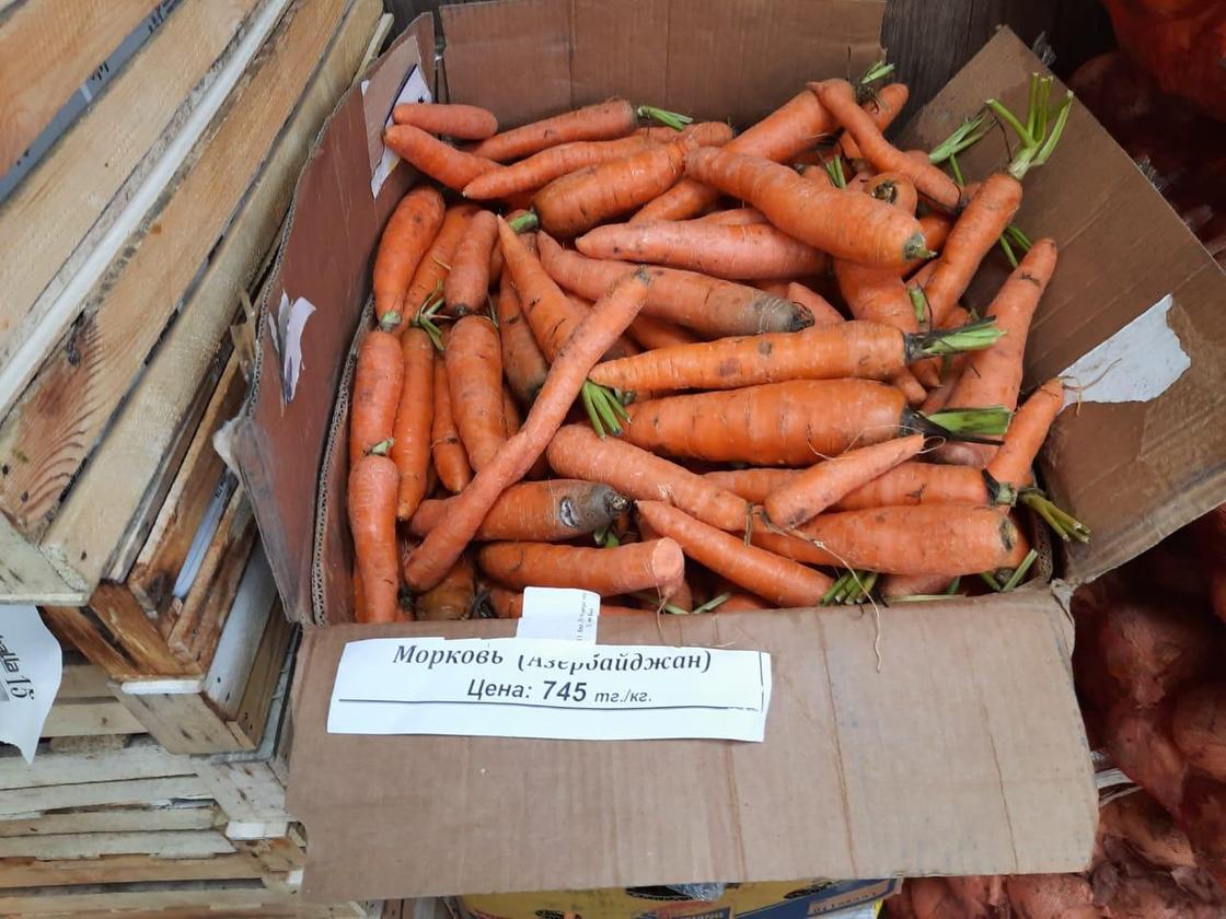 Морковью торгуют на рынке