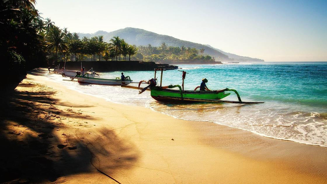Ложки у берега на пляже Бали