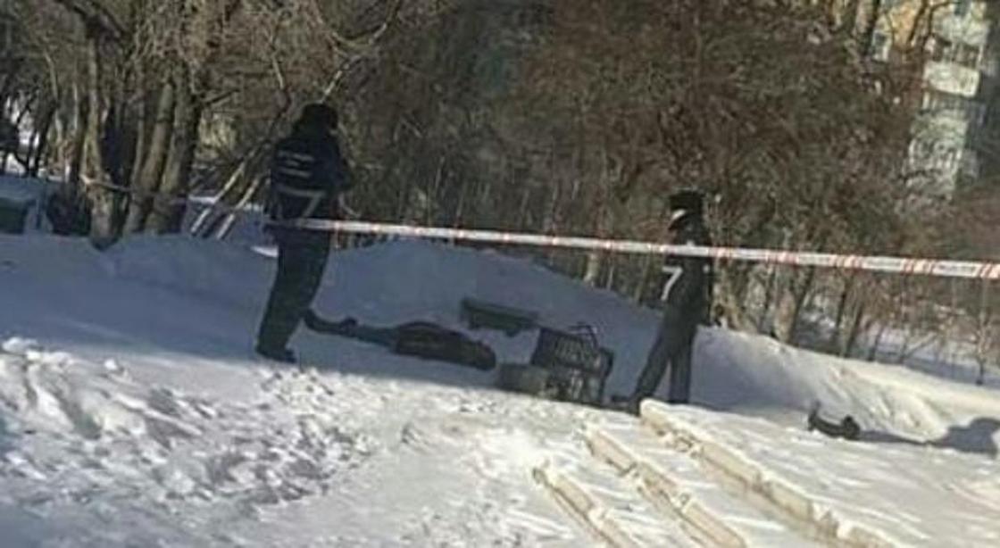 Мужчина найден мертвым возле кинотеатра в Караганде