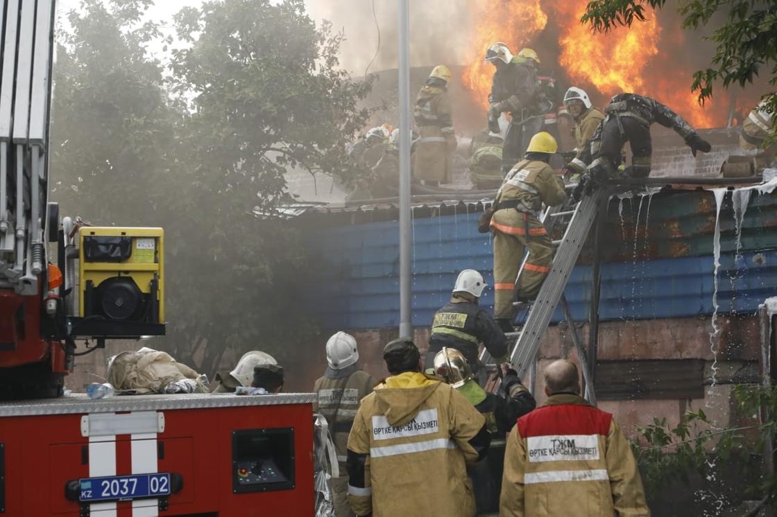 Пожар на складе в Алматы: что происходит на месте событий (фото, видео)