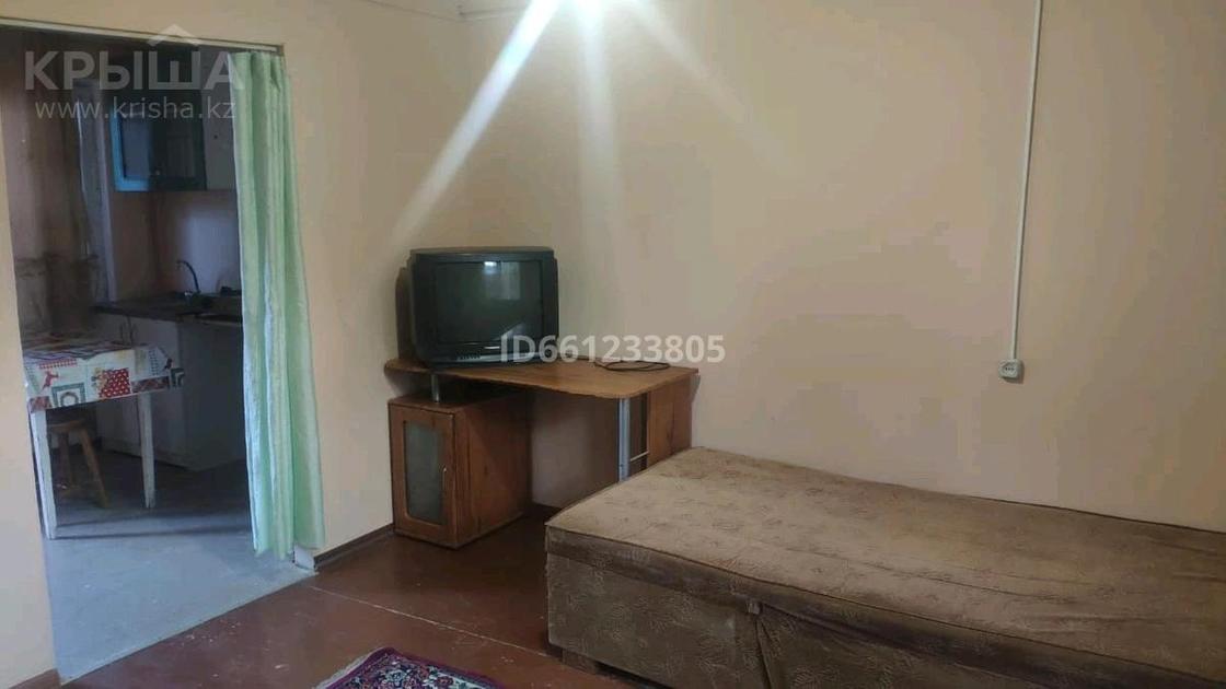 Комната с телевизором и кроватью