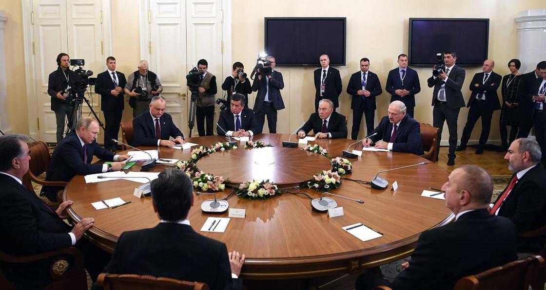 Елбасы принял участие в неформальной встрече лидеров стран СНГ Елбасы принял участие в неформальной встрече лидеров стран СНГ