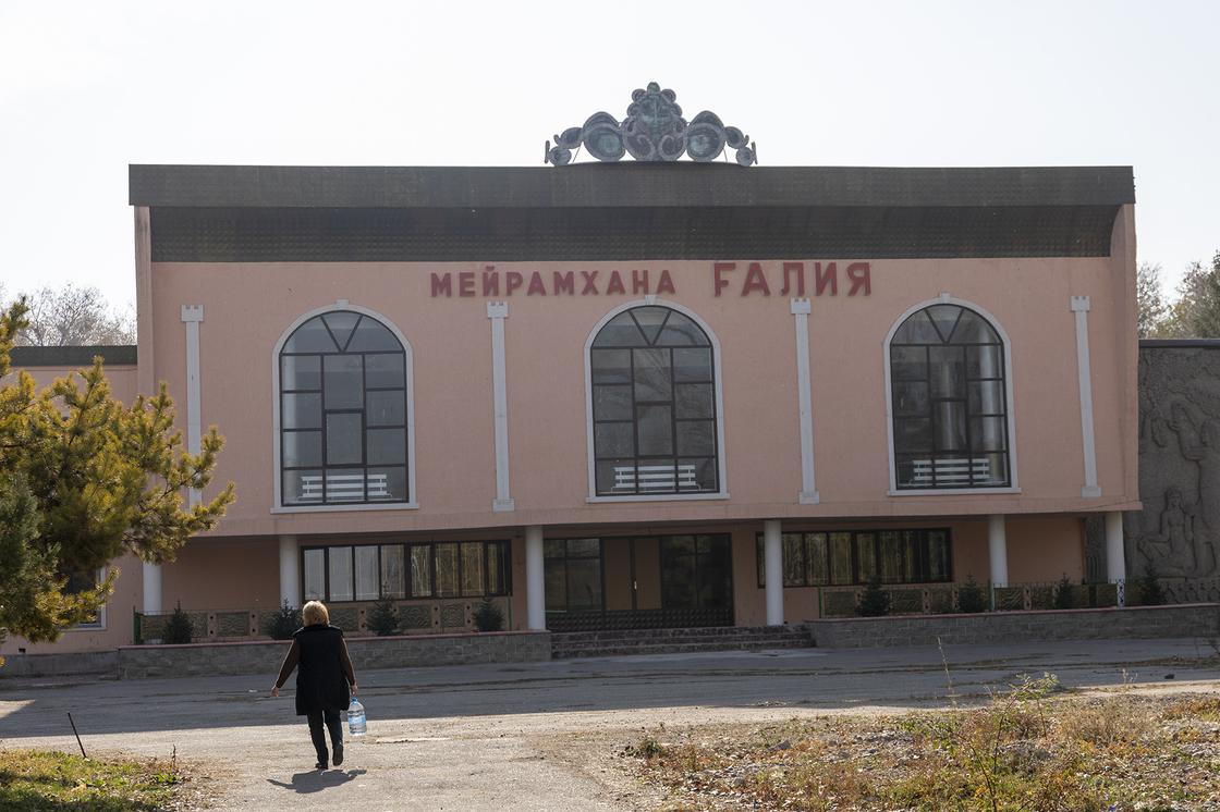 здание ресторана в селе Казахстан