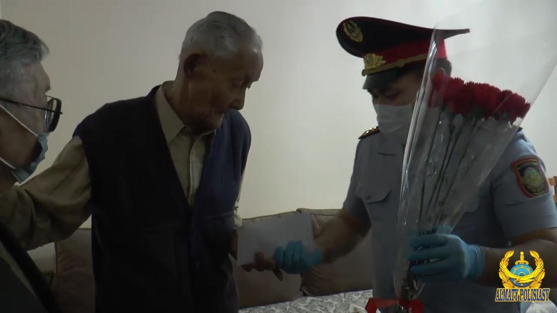 Глава алматинской полиции посетил ветеранов Великой Отечественной войны