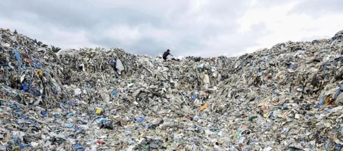 20-метровые горы отправленного на "переработку" британского мусора обнаружены в Малайзии