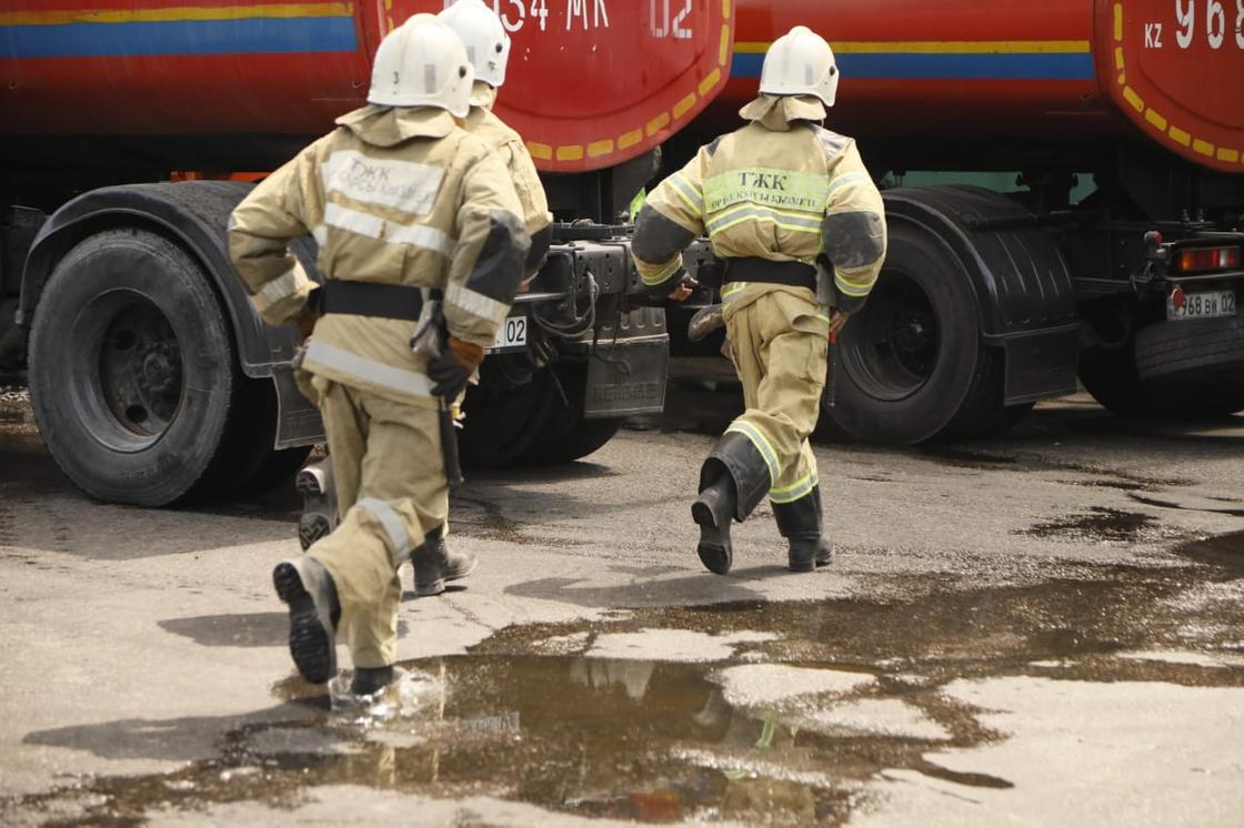 Пожар на складе в Алматы: что происходит на месте событий (фото, видео)