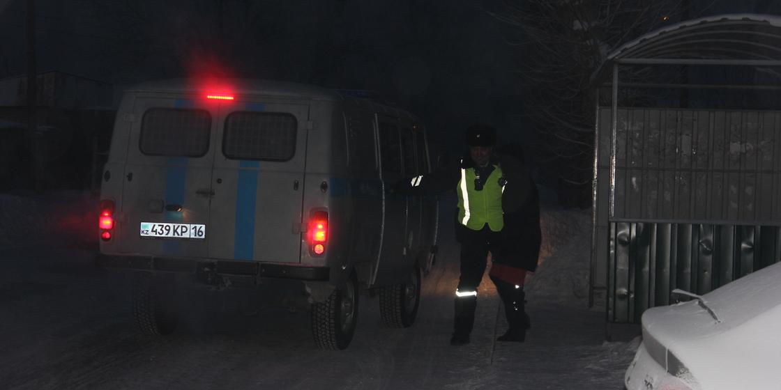 В суровые морозы полицейские Усть-Каменогорска помогают попавшим в беду горожанам
