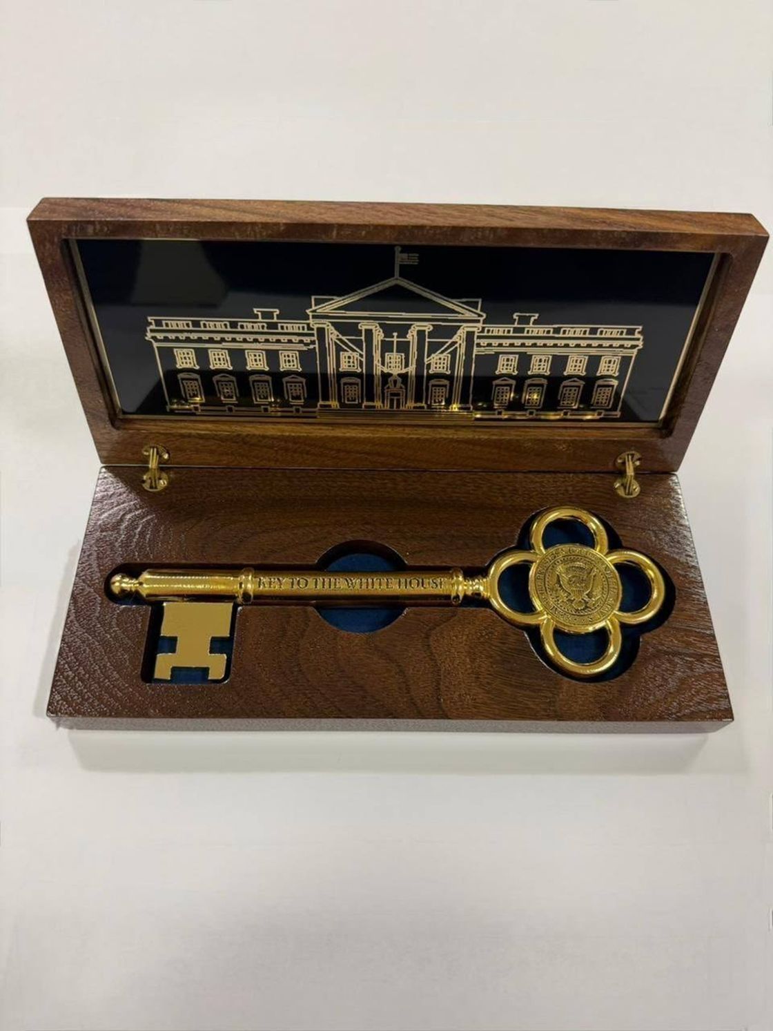 Трамптың Тоқаевқа сыйлығы