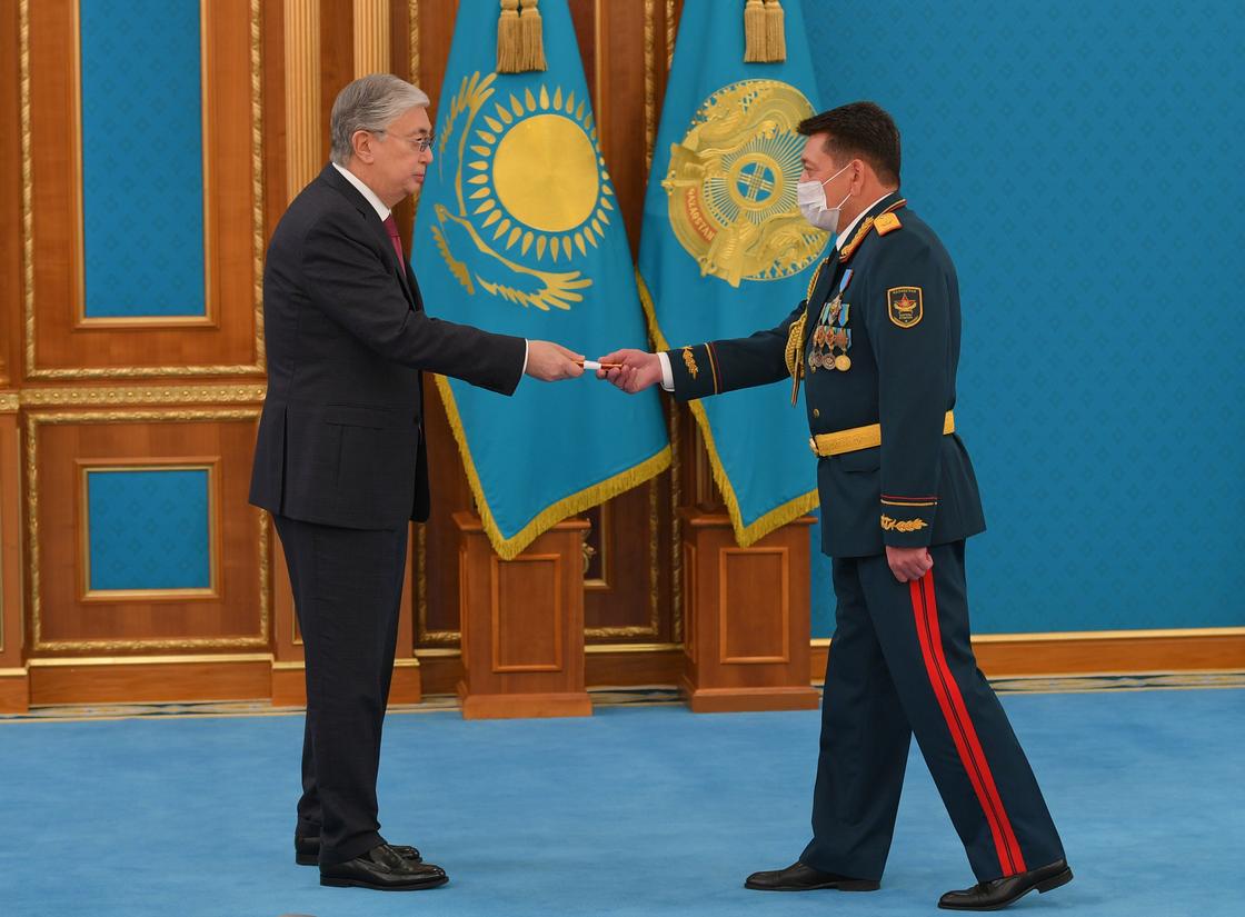 Президент вручил ордена и медали военнослужащим и сотрудникам правоохранительных органов