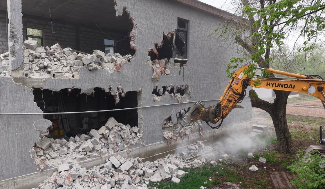 Кафеге заңсыз салынған нысанды сүру