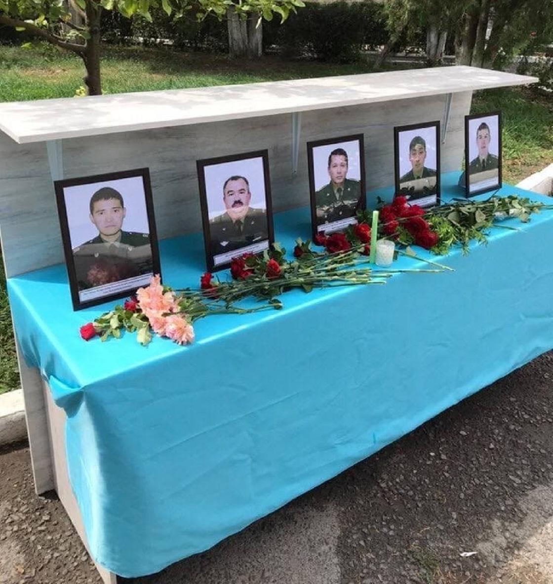 Цветы и портреты погибших спасателей