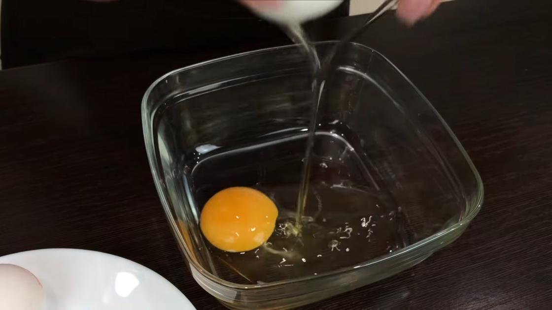 Разбитое яйцо в миске