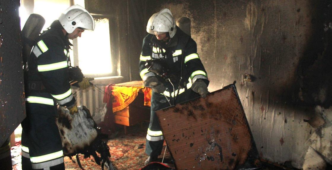 Один погиб и второй госпитализирован: в одной из квартир в Караганде произошел пожар