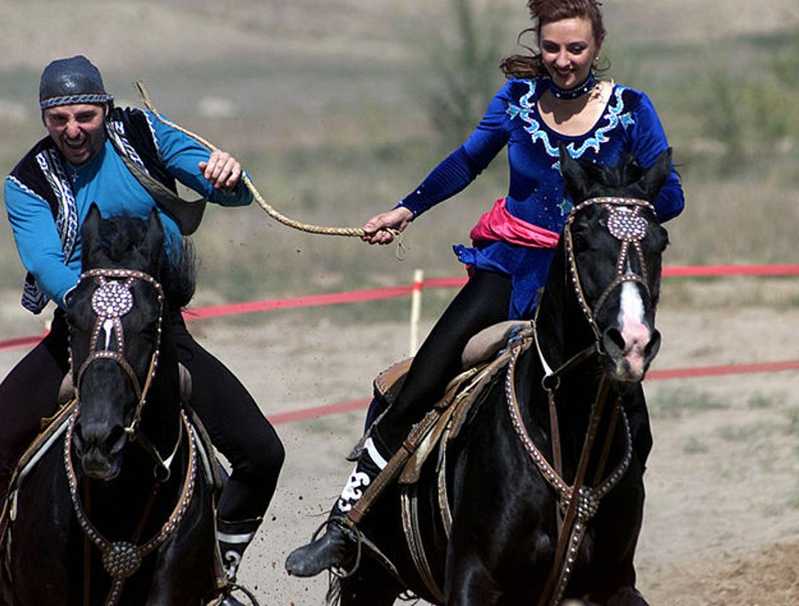 Парень и девушка скачут на лошадях