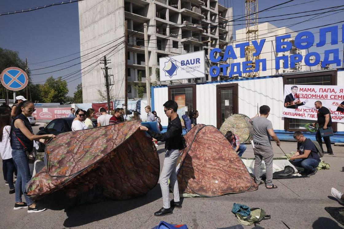 Ипотечники установили палатки возле проблемного ЖК в Алматы