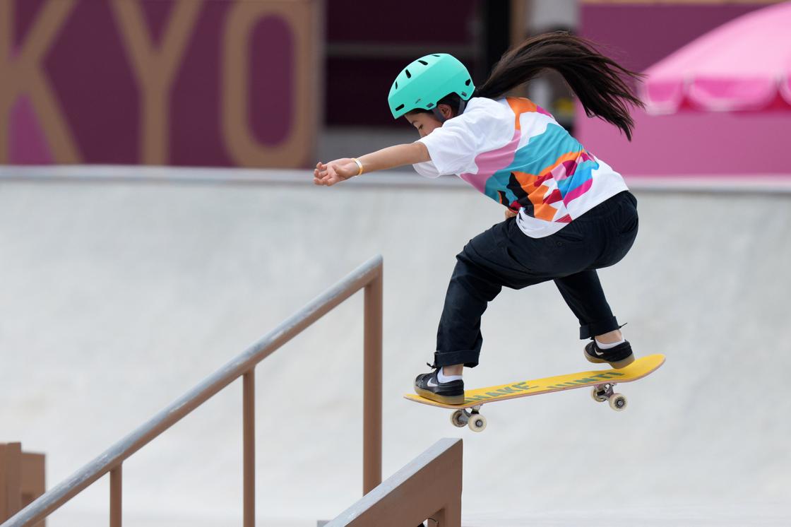 Девушка катается на скейтборде