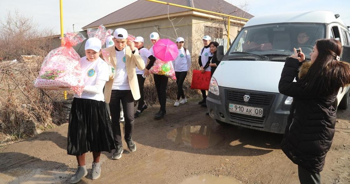 Жамбылские волонтеры провели обряд «Қырқынан шығару»
