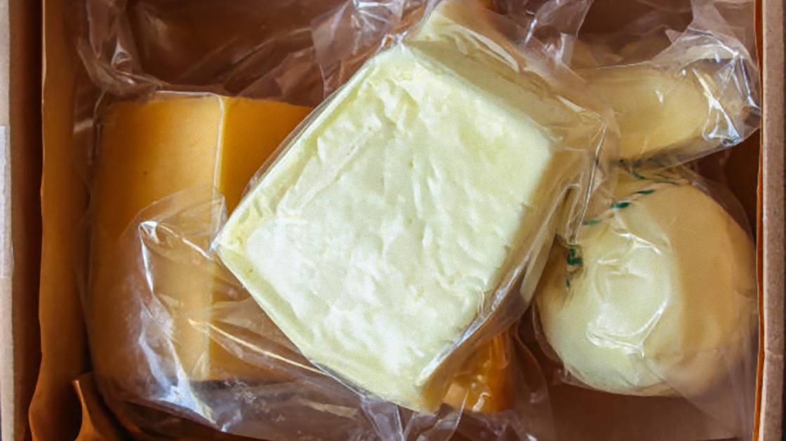 Куски разного сыра в вакуумной упаковке