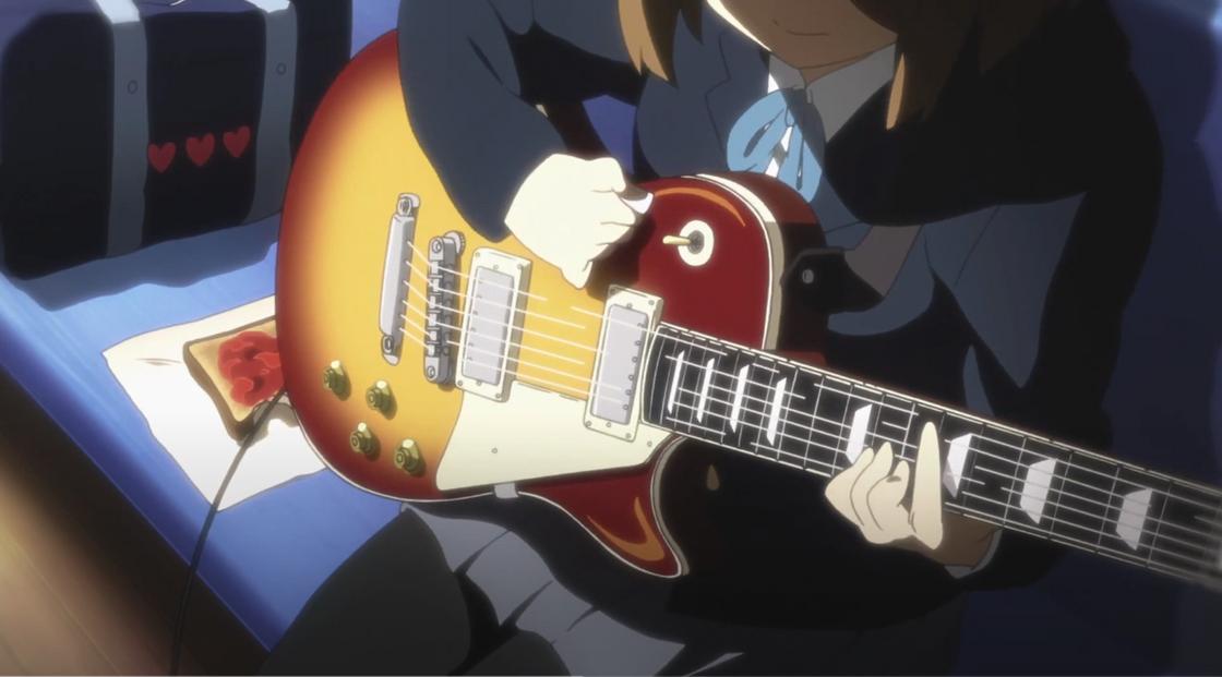 Юи Хирасава с гитарой