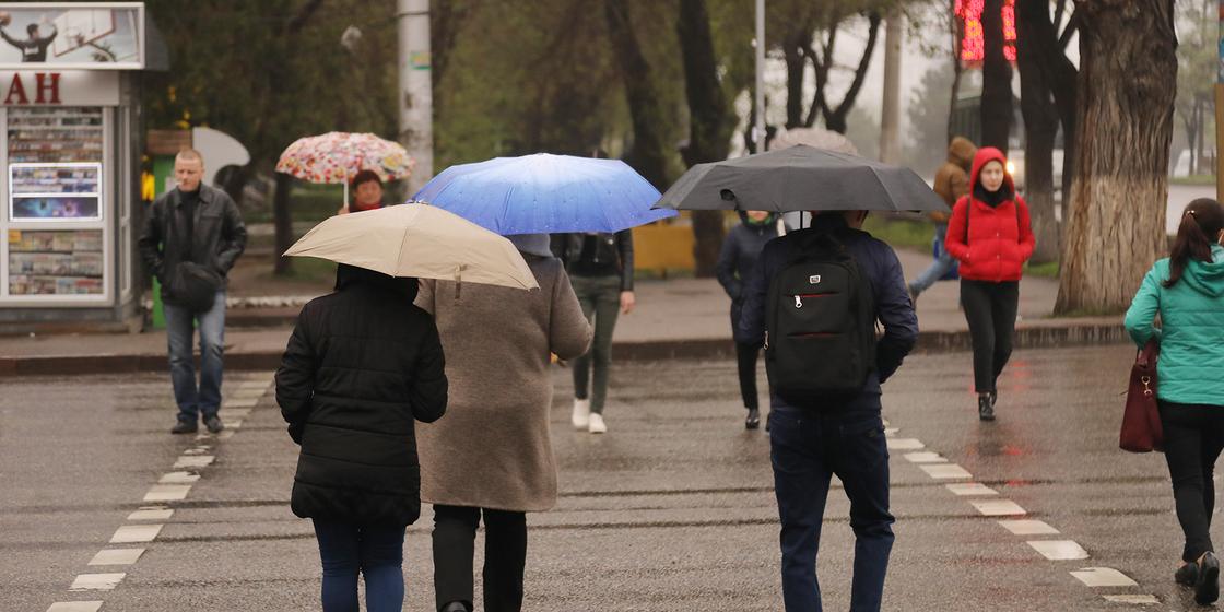 Штормовое предупреждение из-за грозы объявили в нескольких регионах Казахстана