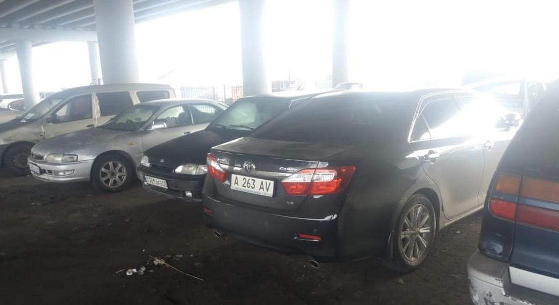 Toyota Camry с поддельными номерами задержали в Алматы (фото)