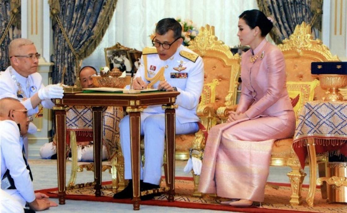 Король Таиланда женился на генерале (фото, видео)