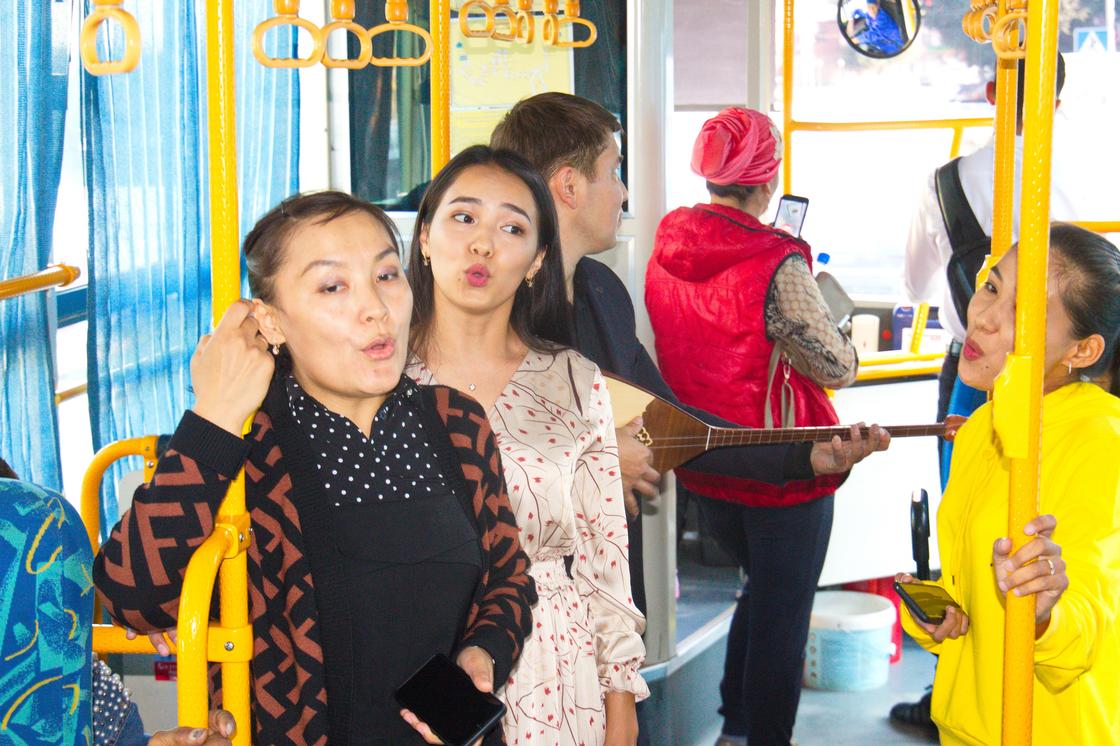 В Кызылорде музыканты поздравили пассажиров автобусов с днем города