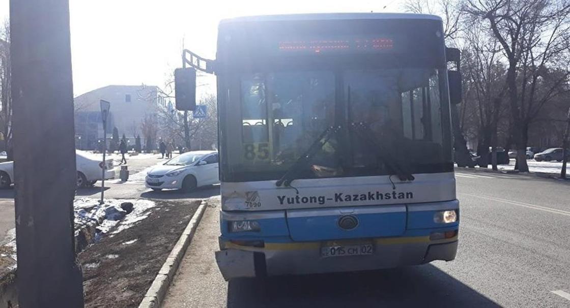 Автобус с пассажирами врезался в иномарку в Алматы: есть пострадавшие (фото)