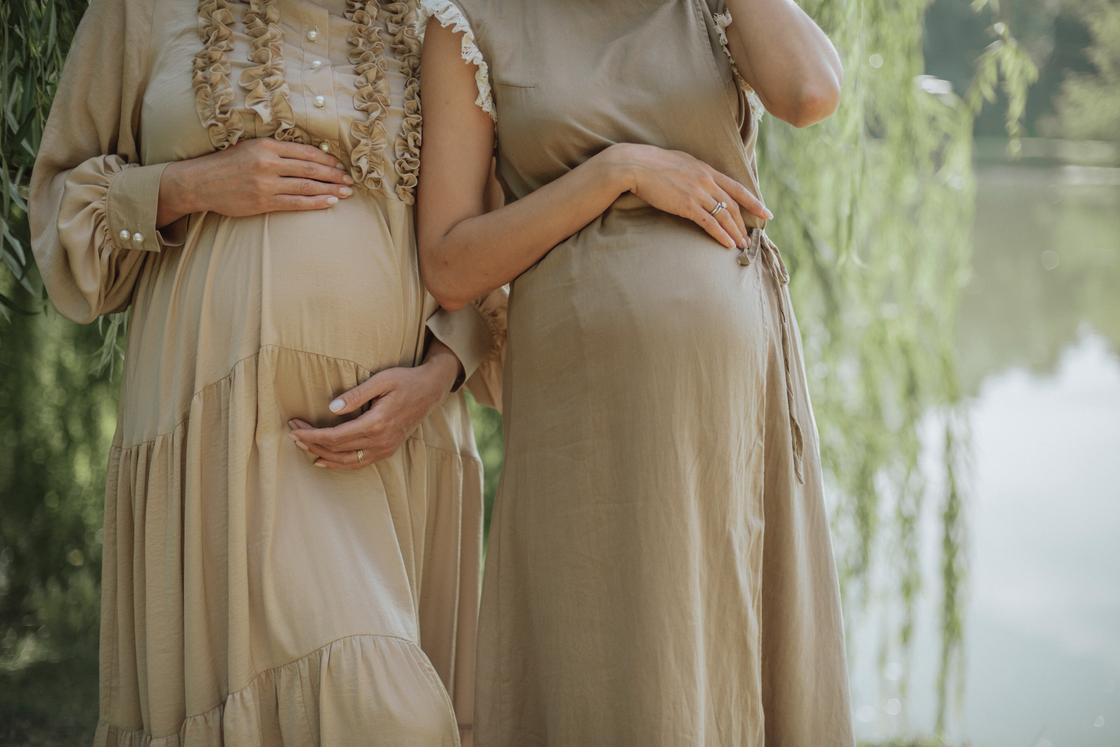 Две беременные женщины стоят рядом