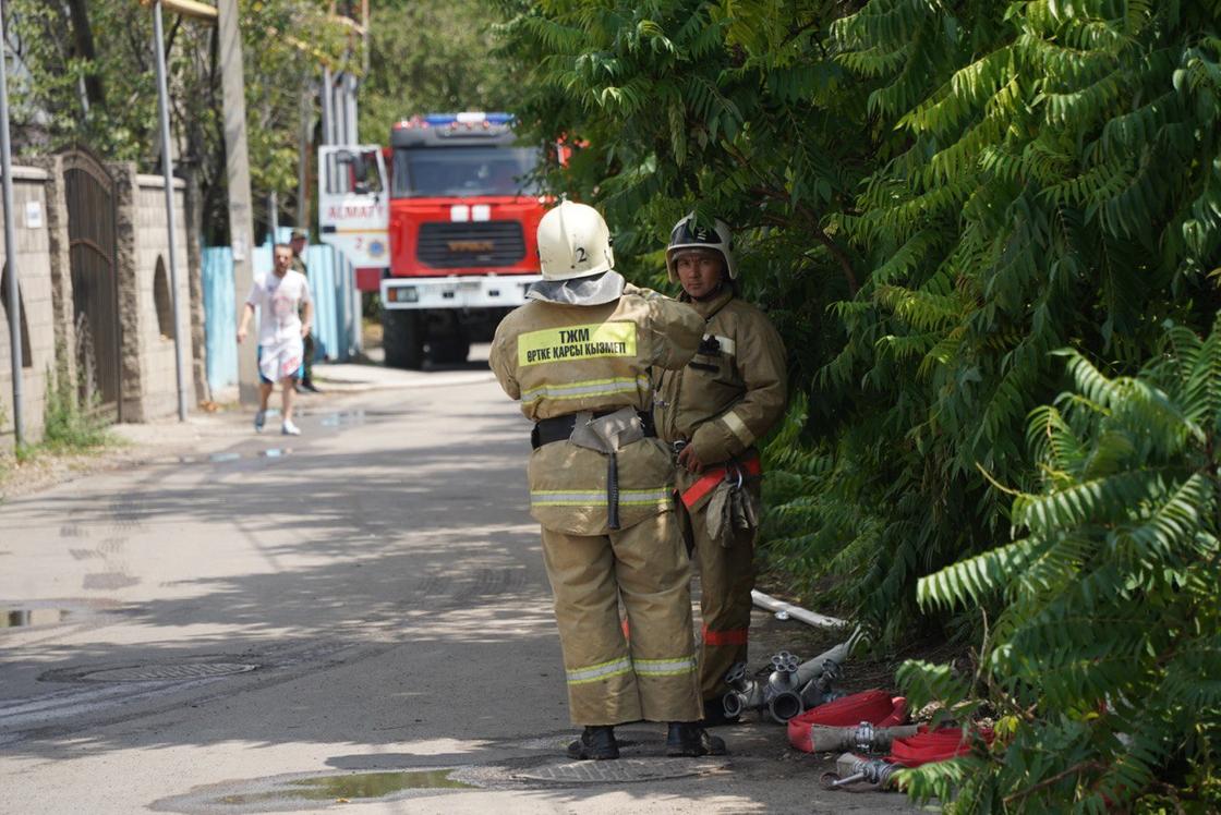 Пожарные возле дома Анаиды Демирчан
