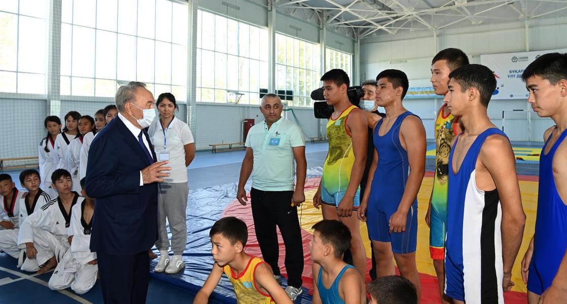 Нурсултан Назарбаев говорит со спортсменами