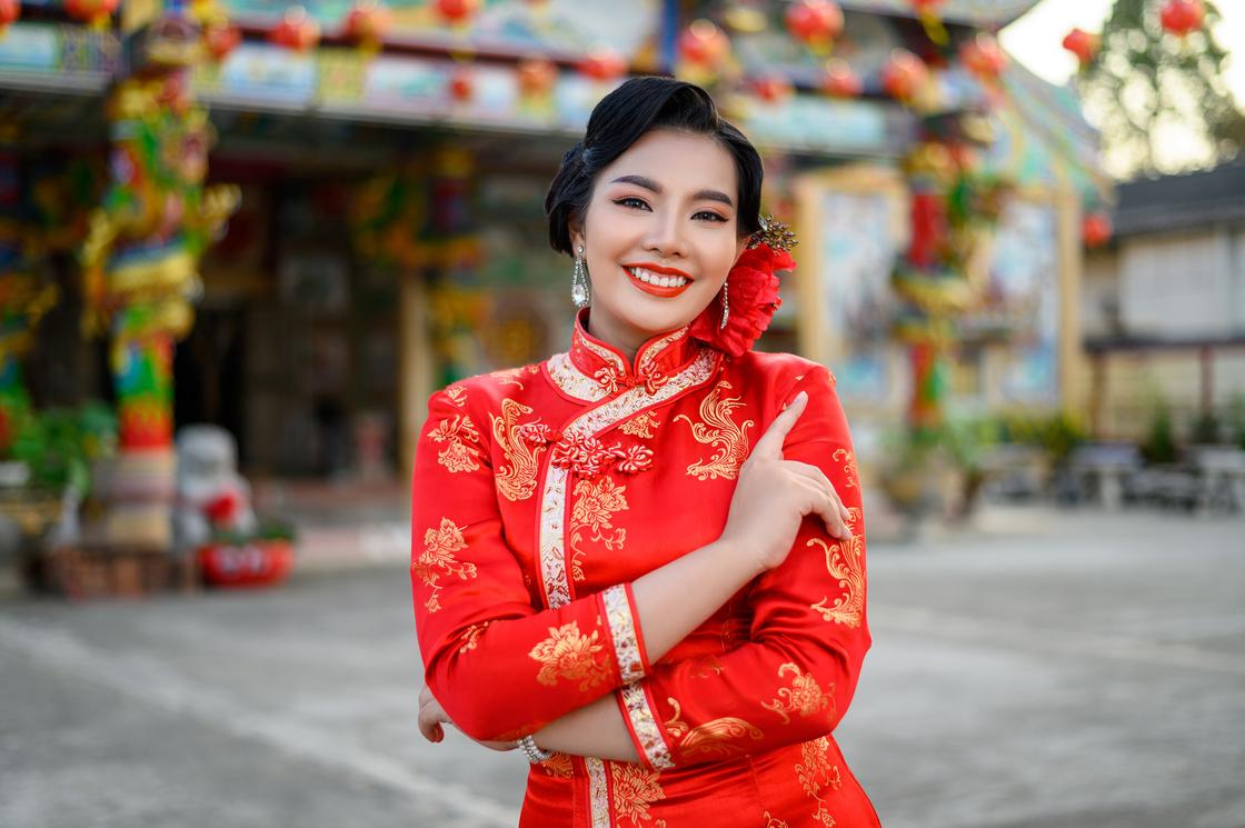 Девушка в традиционном китайском наряде