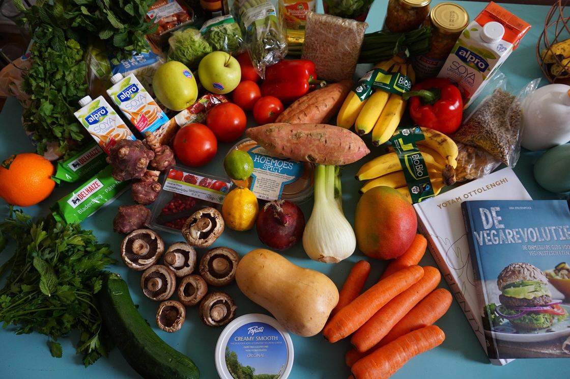 Продукты в ассортименте лежат на столе Продукты в ассортименте лежат на столе
